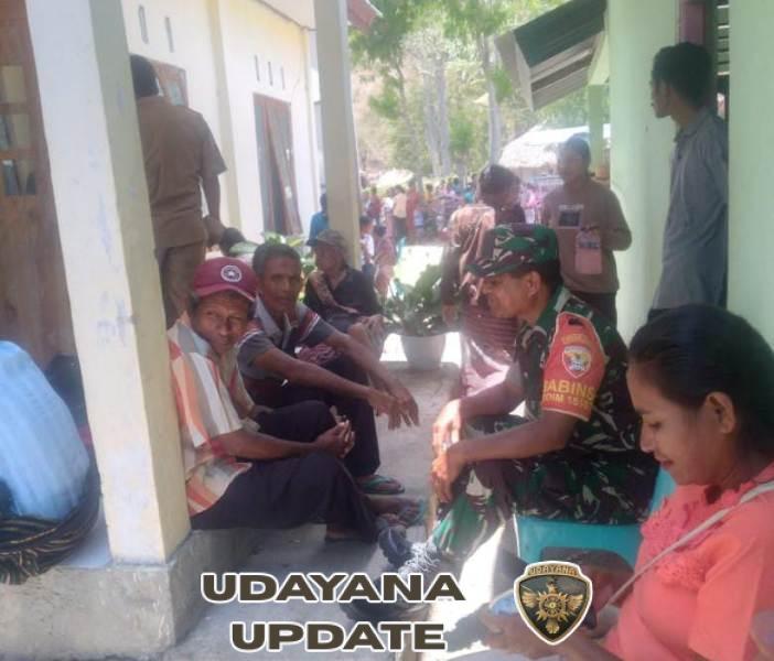 Babinsa Koramil 1618-06/Bian Berbaur dengan Warga Desa Oepuah, Ajak Pasang Umbul-Umbul Sambut HUT RI ke-80