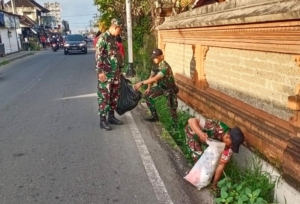 Danramil Abiansemal dan Aparat Terkait Bersihkan Sampah Plastik di Pasar Adat Mambal