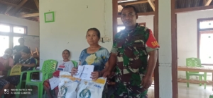 Warga Golorutuk Terima Bantuan Beras, Babinsa Koramil 1612-04/Borong Hadir Mendampingi
