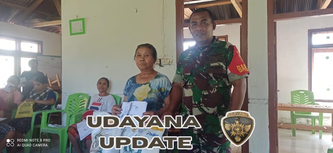 Warga Golorutuk Terima Bantuan Beras, Babinsa Koramil 1612-04/Borong Hadir Mendampingi
