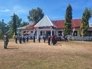 Sukseskan HUT RI ke-80, Babinsa dan Bhabinkamtibmas Dampingi Latihan Paskibra di Bikomi Tengah