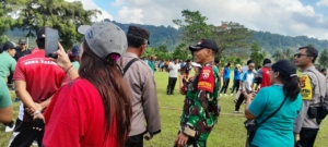 Babinsa 1623-04/Sidemen bersama Bhabinkamtibmas amankan kegiatan lomba serangkaian HUT kemerdekaan RI ke-80.v