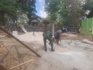 Babinsa Bantun Warga Campur Semen Bangun Rumah