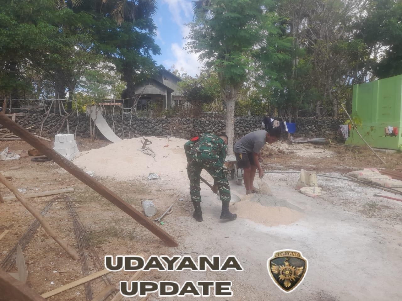 Babinsa Bantun Warga Campur Semen Bangun Rumah