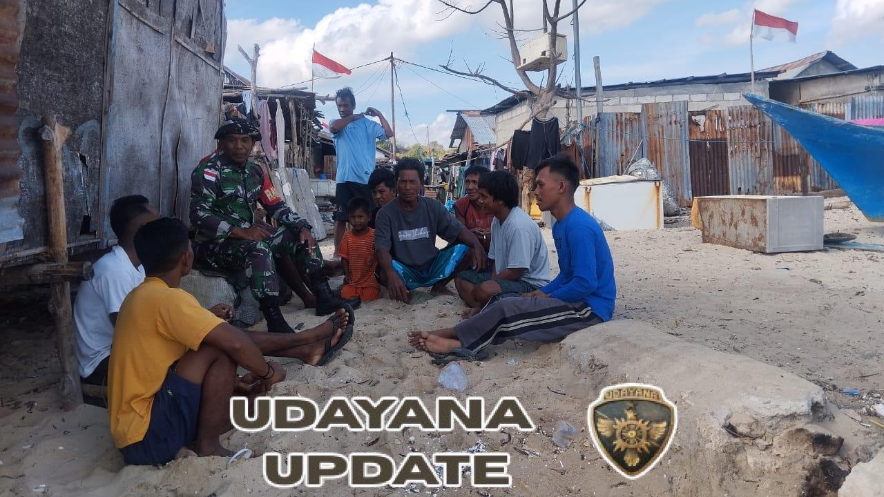 Babinsa dan Linmas Rote Timur Patroli Cek Pemasangan Bendera Merah Putih