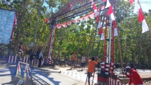 Babinsa Desa Tebo Bersama Warga Bangun Gapura Sambut HUT RI ke-80