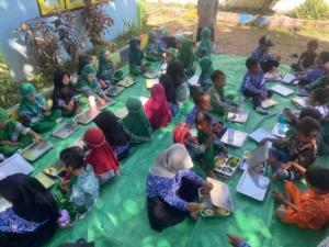 Ribuan Anak Kota Bima Nikmati Makan Bergizi Gratis, Didampingi Babinsa Sepenuh Hati