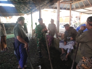 Babinsa Desa Kayubihi Ajak Warga Jaga Kebersihan dan Kebersamaan di Pura Puseh Banjar Adat Kayang