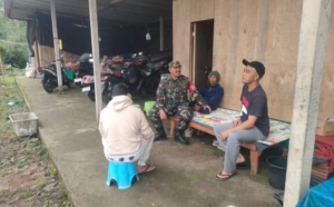 Babinsa Desa Tiga Laksanakan Komsos Terkait Kamtibmas Menjelang HUT RI ke-80