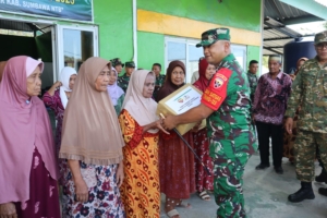 Asops KASAD dan Bupati Sumbawa Serahkan Bantuan Sembako untuk Lansia di Desa Kalabeso