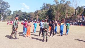 Sambut HUT Kemerdekaan, Babinsa Koramil 1618-01/Miotim Latih dan Motivasi Pelajar Calon Pengibar Bendera