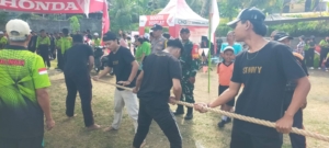 Babinsa Desa Tegalinggah bersinergi amankan kegiatan lomba tarik tambang.
