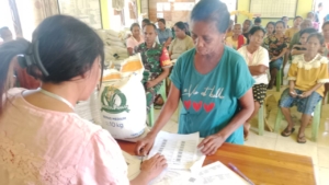 Babinsa Suelain Dampingi Pembagian Bantuan Pangan untuk 135 KK