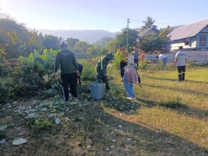 Koramil 1628-03/Seteluk Gelar Gotong Royong Bersama Forkopimcam Seteluk Menyambut HUT RI Ke-80.