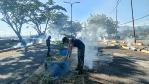 Sinergi TNI dan Warga Wujudkan Pelabuhan Lewoleba yang Bersih