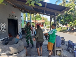 Tingkatkan Keamanan Wilayah, Babinsa Lakukan Komsos dan Monitoring di Desa Hangalande