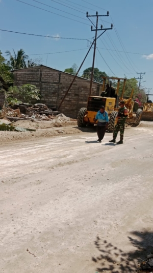 Babinsa Loman Bantu Perbaikan Jalan Raya Bersama Dinas PU