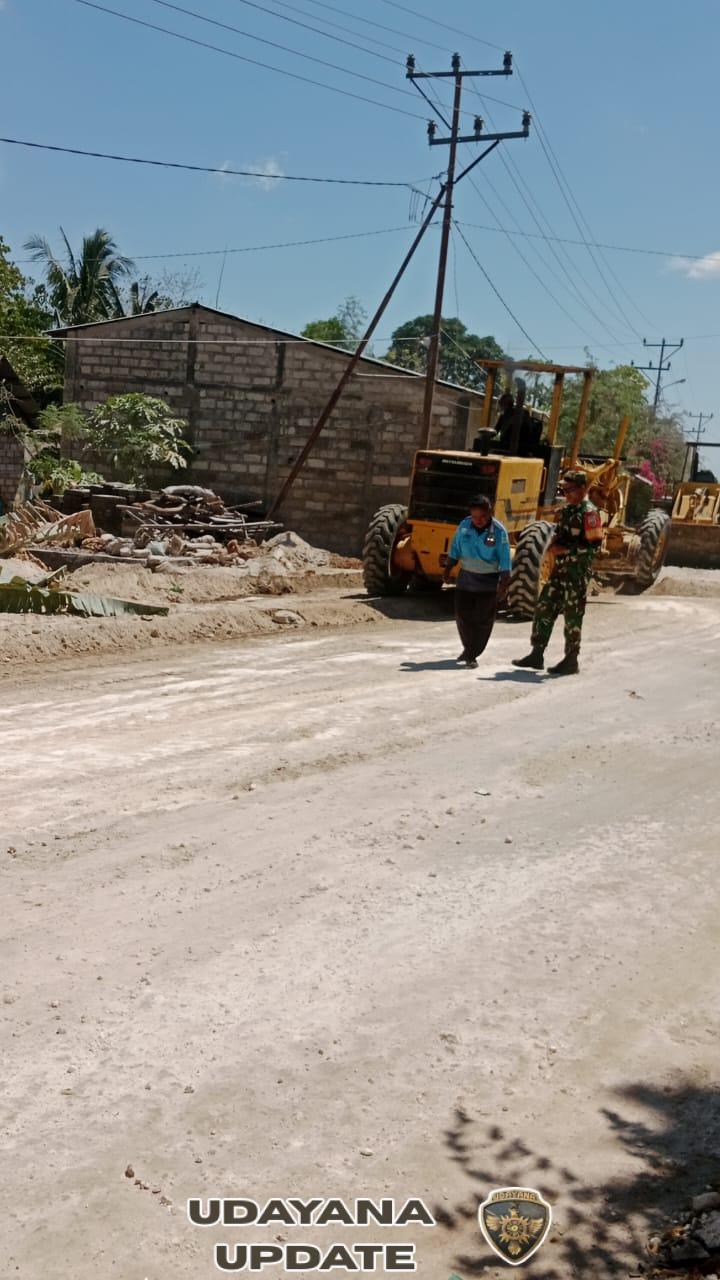Babinsa Loman Bantu Perbaikan Jalan Raya Bersama Dinas PU