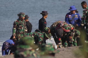 Dari Pramuka hingga TNI, Semua Turun Bersihkan Pantai Loang Baloq