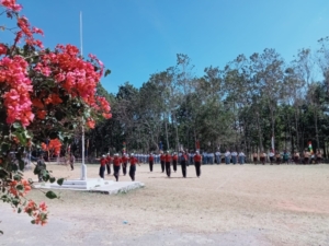 Babinsa Koramil 02/Rindi Umalulu Latih Gladi Bersih Paskibra HUT ke-80 RI di Matawai La Pawu