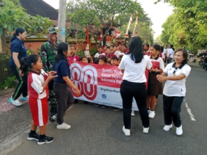 Babinsa Semarapura Kangin Kawal Jalan Sehat SD Negeri 2