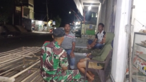 Babinsa O’O Gelar Ronda Malam, Ajak Remaja Jaga Kamtibmas