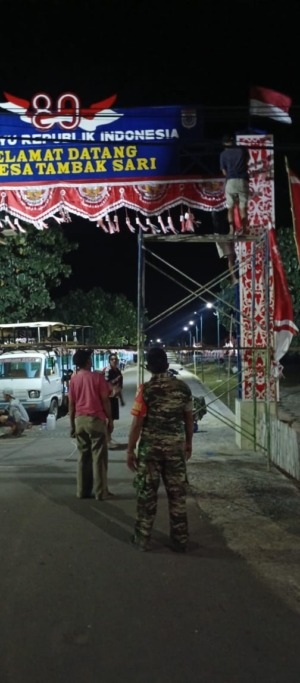 Babinsa Tambak Sari Gotong Royong Bangun Gapura Sambut HUT RI ke-80