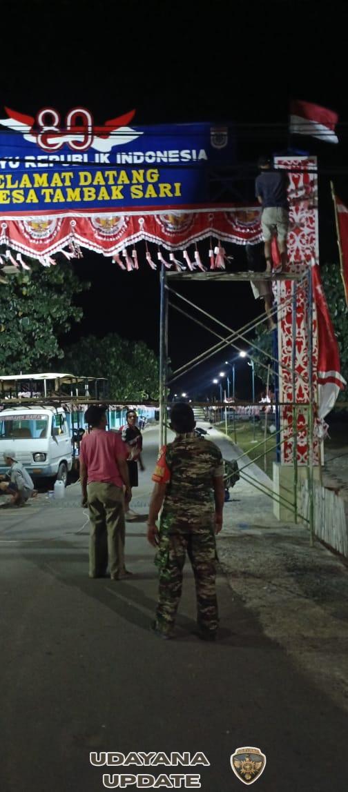Babinsa Tambak Sari Gotong Royong Bangun Gapura Sambut HUT RI ke-80