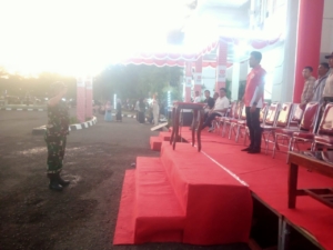 Babinsa Penatoi Pantau Gladi Upacara Penurunan Bendera HUT RI ke-80 di Kota Bima