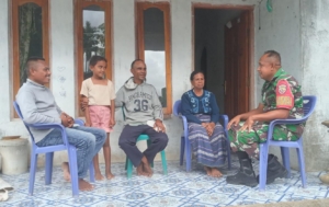 Tingkatkan Kemanunggalan TNI-Rakyat, Babinsa Koramil 1618-05/Biut Sambangi Warga Desa Taunbaen