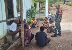 Babinsa Koramil 1618-01/Miotim Lakukan Komsos, Dengarkan Aspirasi dan Kesulitan Warga Desa Buk