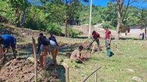 Pos Ailala Satgas Yonif 741/GN Turun Bantu Masyarakat Perbatasan Mulai Bangun Rumah