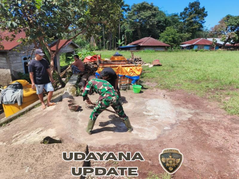 Babinsa Koramil Wolowaru Giat Bantu Warga Bangun Rumah di Desa Woloaro