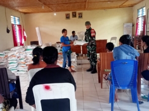 Babinsa Koramil 03 Katikutana Dampingi Penyaluran Beras Pangan di Kecamatan Umbu Ratu Nggay