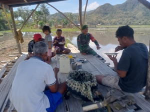 Babinsa Maurole Tingkatkan Komsos dan Keamanan di Desa Niranusa