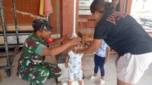 Babinsa Desa Undisan Dampingi Petugas Kesehatan pada Kegiatan Posyandu Balita