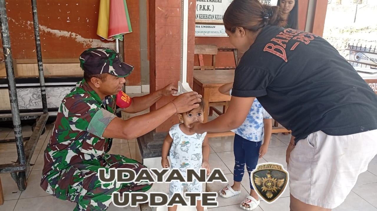 Babinsa Desa Undisan Dampingi Petugas Kesehatan pada Kegiatan Posyandu Balita