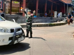 Babinsa Tihingan Gelar Pengamanan Mecaru Tumpek Wayang