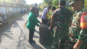 Koramil Nusa Penida Gelar Kerja Bhakti Bersih Lingkungan