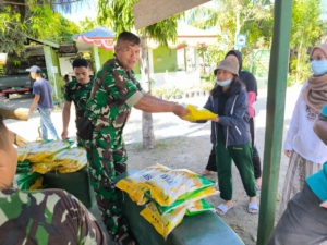 Koramil 1612-03/Reok Gelar Pasar Murah, 2 Ton Beras Disalurkan ke Warga