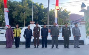 Kebersamaan TNI-Polri dan Masyarakat TTU Semarakkan Pawai Obor Kemerdekaan