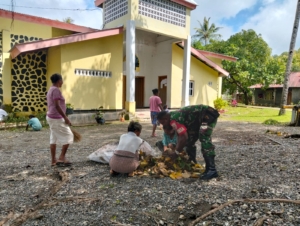 Babinsa Insana Utara Bersama Warga Wujudkan Kepedulian Lewat Aksi Bersih Tempat Ibadah