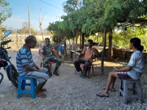 Komsos Babinsa Nifutasi, Jaga Kebersihan Lingkungan, Wujudkan Desa Sehat