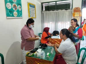 Posyandu Persit KCK Cabang XXXVIII Kodim 1623/Karangasem laksanakan pengecekan gula darah, asam urat dan kolesterol.