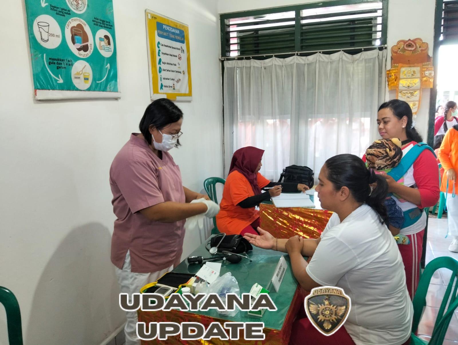 Posyandu Persit KCK Cabang XXXVIII Kodim 1623/Karangasem laksanakan pengecekan gula darah, asam urat dan kolesterol.