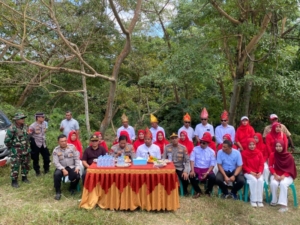 Babinsa Desa Tamekan Dampingi Kapolres Sumbawa Barat Cek Lomba Gapura HUT RI ke-80