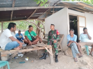 TNI Dekat dengan Rakyat, Babinsa Kodim 1602/Ende Sambangi Warga Mausambi