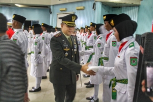 Dandim 1627/Rote Ndao Bersama Bupati Serahkan Hadiah Lomba HUT RI ke-80