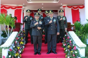 Danrem 161/Wira Sakti Ikuti Upacara HUT RI ke-80 di Alun-Alun Rumah Jabatan Gubernur NTT