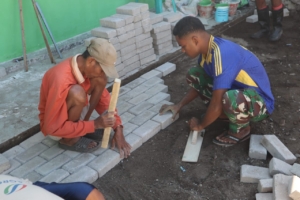 ‎Satgas TMMD ke-125 Kodim 1607/Sumbawa Pasang Paving Blok di Halaman Pustu Kalabeso